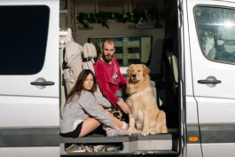 Laura Soler Fotografía Autonautas. Pareja con un perro en un vehículo vivienda.