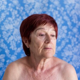 Laura Soler. Miralls Miralls. Retrato psicológico, serie fotográfica. Mujer fondo azul.