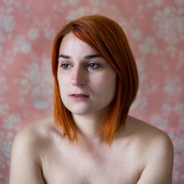 Laura Soler. Miralls Miralls. Retrato psicológico, serie fotográfica. Mujer fondo rosa.