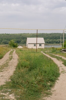 Laura Soler. Transnistria. Retrato documental, viaje. Fotografía casa blanca en naturaleza.