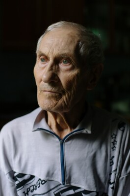 Laura Soler. Transnistria. Retrato documental, viaje. Retrato hombre fondo negro.