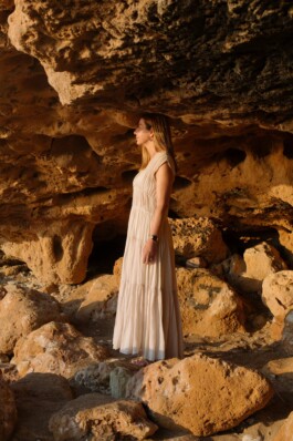 Laura Soler. Fotografía de mujer dentro de una cueva.