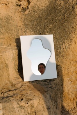 Laura Soler. Fotografía de reflejo de mujer en el espejo.