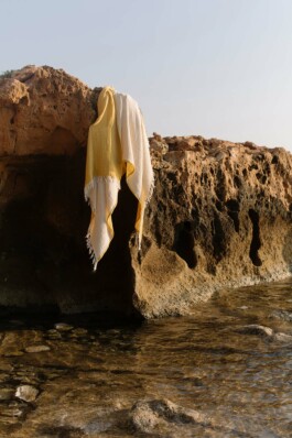Laura Soler. Fotografía toalla en roca de playa