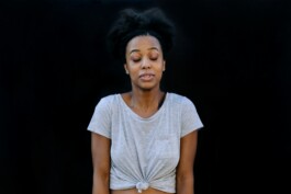 Laura Soler. Hogueras. Performance callejera · acción efímera. Fotografía de mujer con los ojos cerrados.