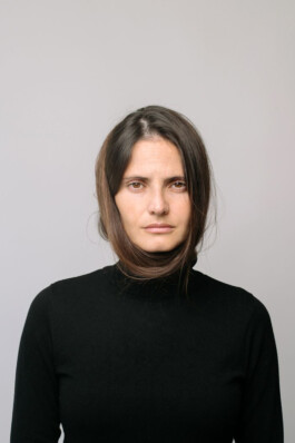 Laura Soler. Ratrato mujer con fondo neutro 