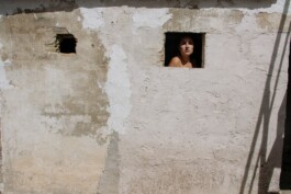 Laura Soler. Tras el Tapiz. Autorretrato doméstico, exploración visual